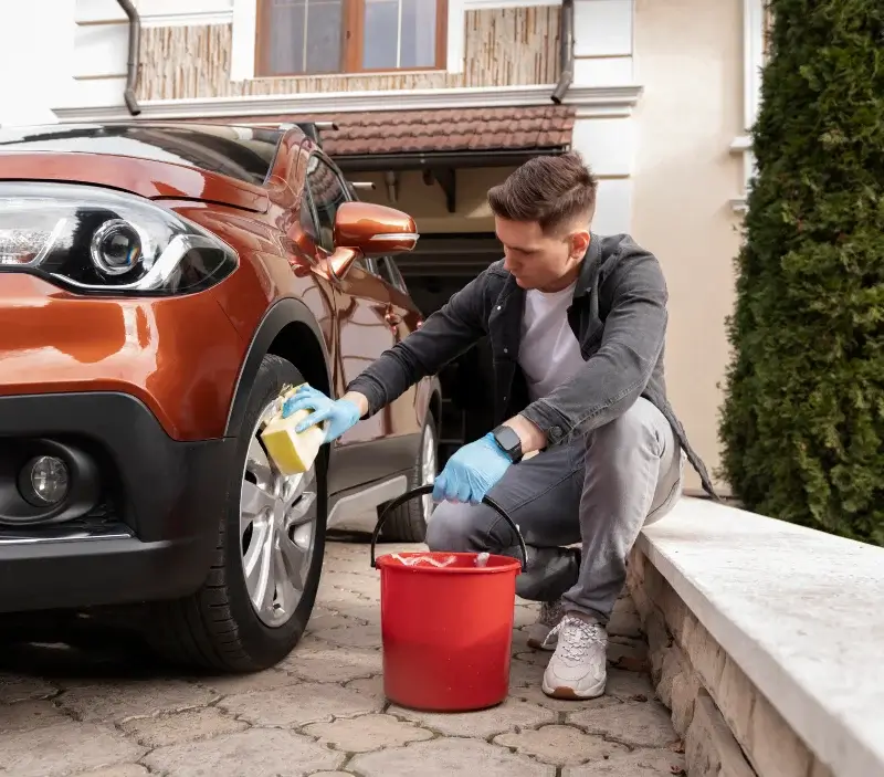 Lavage auto à domicile Roumagne : professionnel intervenant sur un véhicule